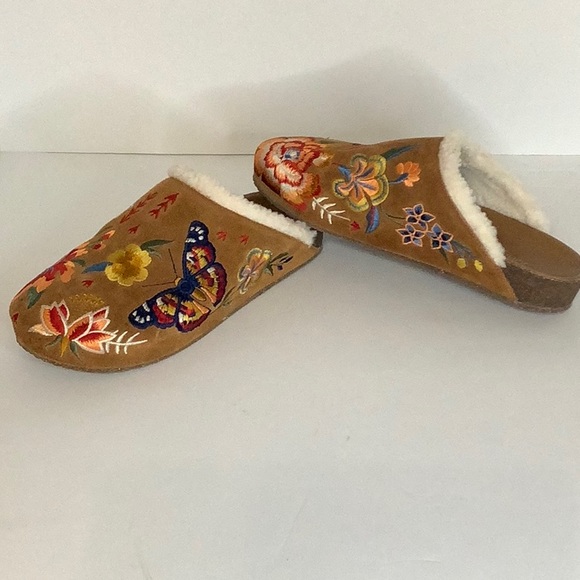 BRAND NEW JOHNNY WAS EMBROIDERED SHERPA CLOGS SIZE 7 - Picture 2 of 6